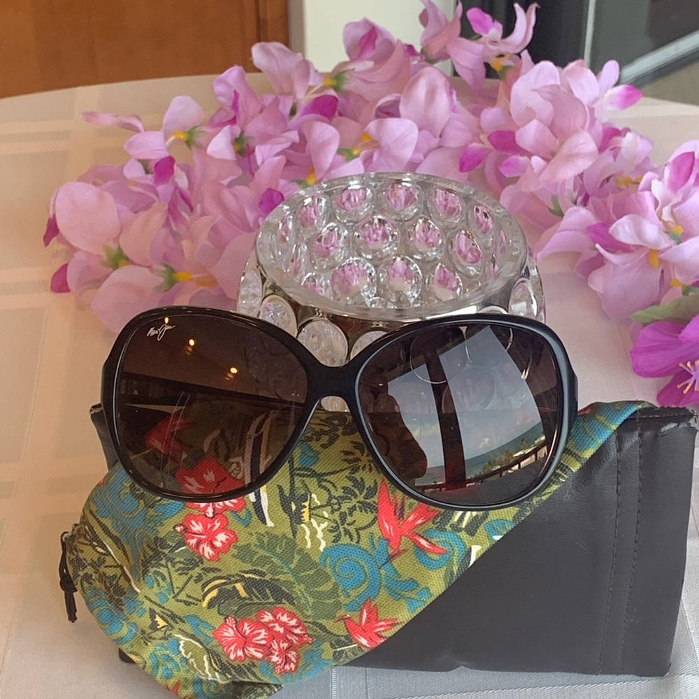 Maui Jim polarized Sunglasses Black frame/ Rose colored lens. Authentic